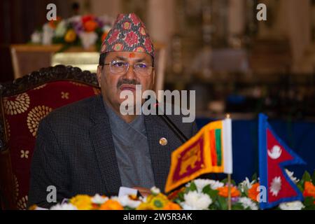 Kathmandu, Nepal. 21 dicembre 2023. Il 21 dicembre 2023, a Kathmandu, Nepal. Il ministro degli Esteri del Nepal, Narayan Prakash Saud (NP Saud), informa i media dopo aver presieduto un primo incontro congiunto della commissione con la sua controparte dello Sri Lanka, Mum Ali Sabry (invisibile). (Foto di Abhishek Maharjan/Sipa USA) credito: SIPA USA/Alamy Live News Foto Stock