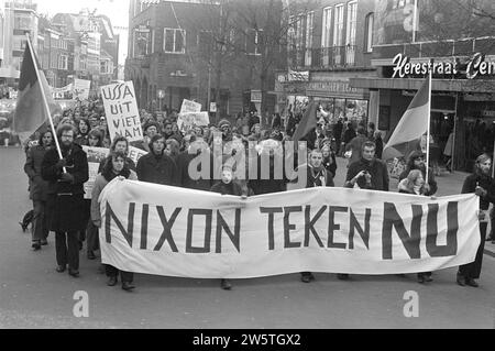 Dimostrazione anti-Nixon a Groningen ca. 29 dicembre 1972 Foto Stock