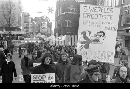 Dimostrazione anti-Nixon a Groningen ca. 29 dicembre 1972 Foto Stock