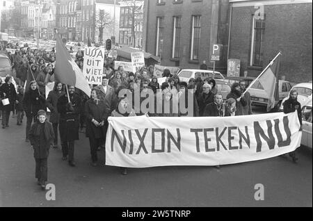 Dimostrazione anti-Nixon a Groningen ca. 29 dicembre 1972 Foto Stock