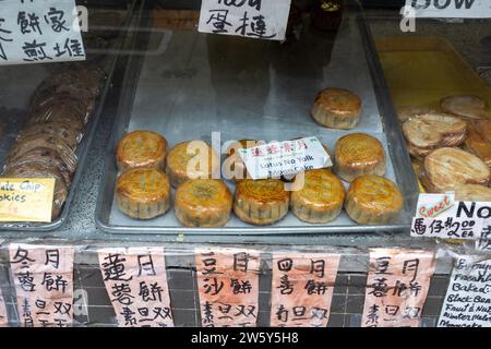 Esposizione di Lotus Moon Cakes presso Una panetteria cinese a China Town San Francisco, 24 giugno 2023 Foto Stock