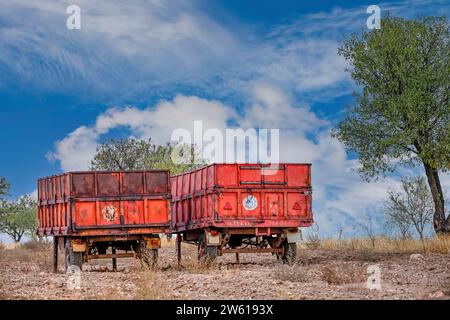 Rimorchi trattore abbandonati sul campo Foto Stock
