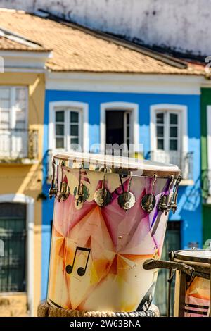 Tamburi colorati per le strade di Pelourinho, nella città di Salvador, Bahia Foto Stock