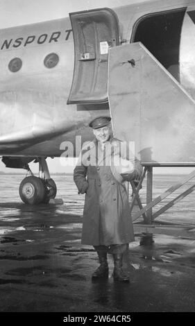 Willem van de poll in uniforme di capitano di un aereo da trasporto, un elmetto a schifo sotto il braccio, a Schiphol alla sua partenza per le Indie orientali olandesi, ca. 2 dicembre 1946 Foto Stock