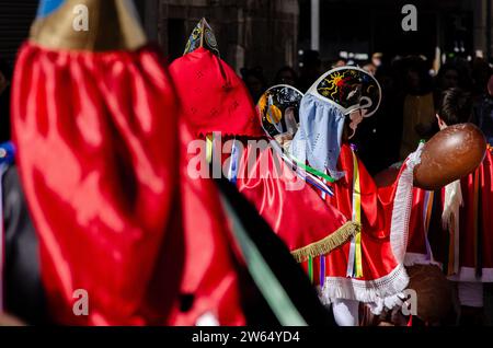 Pantalla la tradizionale maschera di carnevale. Uno dei carnevali più popolari della Galizia, Entroido de Xinzo de Limia. Foto Stock