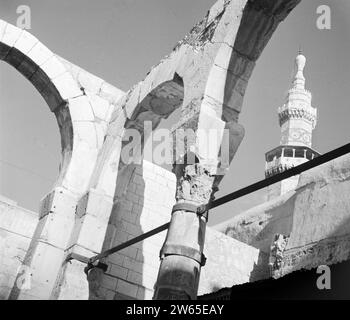 L'ingresso alla moschea Omayad con il propileo e il minareto della moschea Omayad ca. 1950-1955 Foto Stock