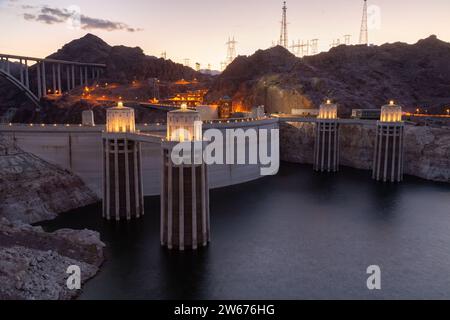 Primo piano della diga di Hoover. Diga di Hoover e lago Mead nell'area di Las Vegas. Grandi torri di aspirazione Comstock presso la diga di Hoover. Hoover Dam in serata con illuminazioni senza persone. Foto Stock