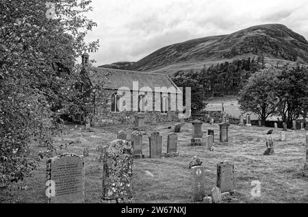 La chiesa parrocchiale Spittal di Glenshee e la vetta di Ben Gulabin, nel parco nazionale di cairngorms, in Scozia Foto Stock