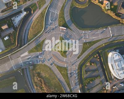 Complessa intersezione rotonda, rotatoria turbo. Intersezione del flusso di traffico. Foto Stock