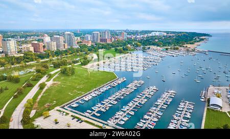 Vista aerea del porticciolo di Coastal City con barche e parchi urbani Foto Stock