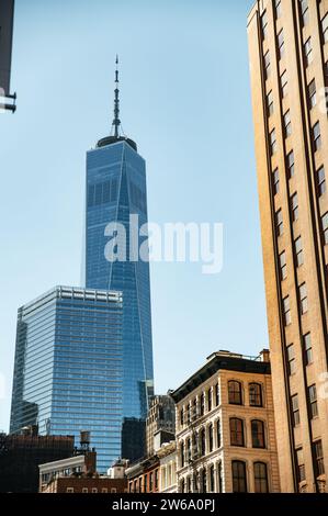 Da sotto di alti e contemporanei edifici con finestre a specchio di vetro situati sulla strada della moderna città di New York a Manhattan, vicino al Westfield World Foto Stock