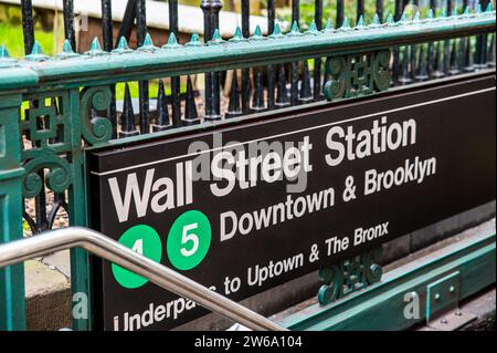 Stazione della metropolitana con iscrizione situata in un luogo pubblico pieno di persone nella città di New York Foto Stock