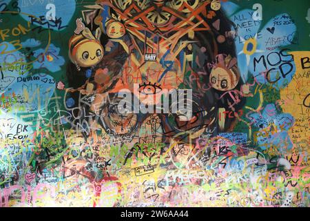 Dettaglio del muro dedicato a John Lennon a Praga Foto Stock