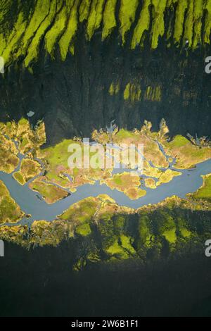 Vista dall'alto droni immagine di una vista mozzafiato droni dell'estuario del fiume, fiume curvato tra le montagne verdi del terreno in Islanda Foto Stock