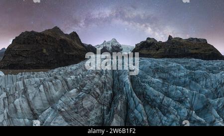 Un panorama mozzafiato del Ghiacciaio Vatnajokull sotto un cielo sereno, punteggiato di stelle e della via Lattea, che mostra il maestoso splendore della natura Foto Stock