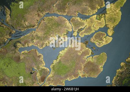 Vista dall'alto droni immagine di una vista mozzafiato droni dell'estuario del fiume, fiume curvato tra le montagne verdi del terreno in Islanda Foto Stock