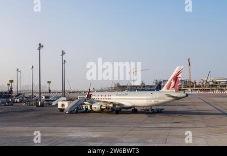 Vista laterale di un jet passeggeri Airbus A320-214 del Qatar Airways in piedi all'Aeroporto Internazionale Hamad di Doha, Qatar Foto Stock