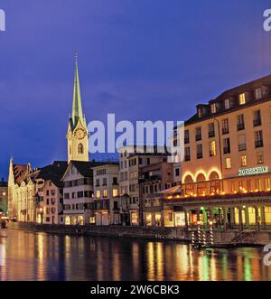 Zurigo, centro storico con la famosa chiesa di Fraumunster, sul fiume Limmat, Svizzera Foto Stock