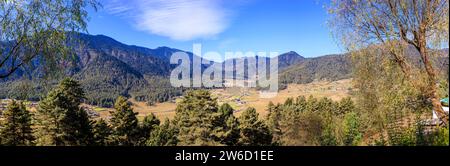 Vista panoramica sulle Black Mountains e sul sito di Gangtey-Phobji Ramsar nella valle di Phobjikha nel distretto di Wangdue Phodrang nel Bhutan centrale Foto Stock