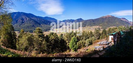 Vista panoramica sulle Black Mountains e sul sito di Gangtey-Phobji Ramsar nella valle di Phobjikha nel distretto di Wangdue Phodrang nel Bhutan centrale Foto Stock