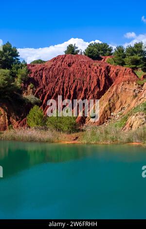Il lago di Bauxite, fuori dal paese di Otranto, ex miniera a cielo aperto per la bauxite. Foto Stock