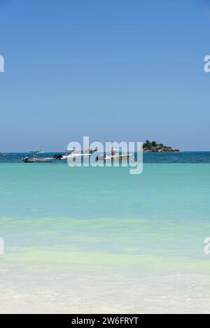 Isola di St Pierre, famosa per lo snorkeling, vista dalla spiaggia di Cote D'Or, dal villaggio di Anse Volbert, dall'isola di Praslin, dalle Seychelles e dall'Oceano Indiano Foto Stock