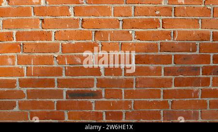 risorsa grafica di un frammento di un muro di mattoni rossi, caduto dagli effetti del tempo e dell'ambiente, alla luce naturale del sole, copiando il campo spaziale Foto Stock