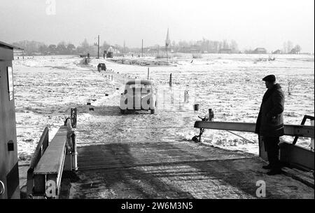 Attraversa il fiume ghiacciato a Wijhe in auto, ca. 15 gennaio 1963 Foto Stock