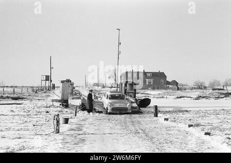 Attraversa il fiume ghiacciato a Wijhe in auto, ca. 15 gennaio 1963 Foto Stock