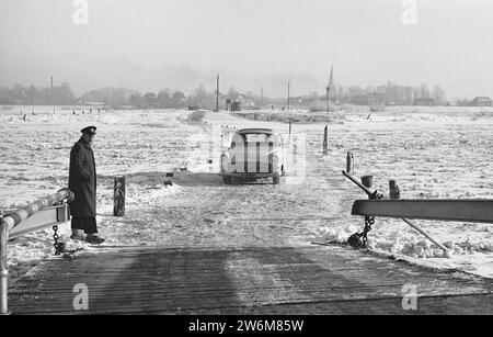 Attraversa il fiume ghiacciato a Wijhe in auto, ca. 15 gennaio 1963 Foto Stock