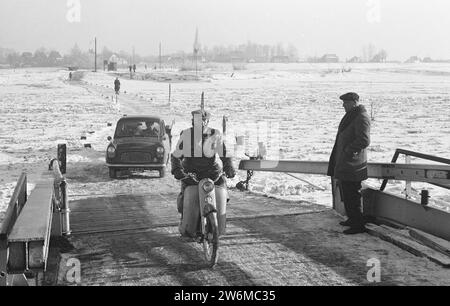 Attraversa il fiume ghiacciato a Wijhe in auto, ca. 15 gennaio 1963 Foto Stock