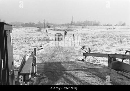 Attraversa il fiume ghiacciato a Wijhe in auto, ca. 15 gennaio 1963 Foto Stock