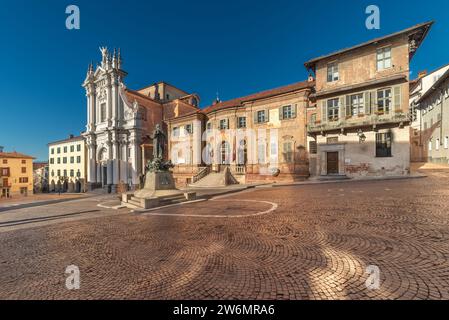 Bra, Cuneo, Italia - 19 dicembre 2023: Il municipio e la chiesa parrocchiale di Sant'Andrea Apostolo in Piazza Caduti per la liberta, Coblestone con la tappa Foto Stock