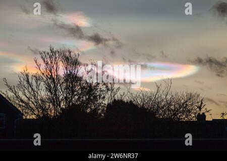 Stockton on Tees, Regno Unito. 21 dicembre 2023. Rare nuvole 'madre di perla' nel cielo sopra Fairfield. Note anche come nubi stratosferiche nacreose o polari. David Dixon / Alamy Foto Stock