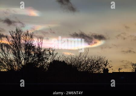 Stockton on Tees, Regno Unito. 21 dicembre 2023. Rare nuvole 'madre di perla' nel cielo sopra Fairfield. Note anche come nubi stratosferiche nacreose o polari. David Dixon / Alamy Foto Stock