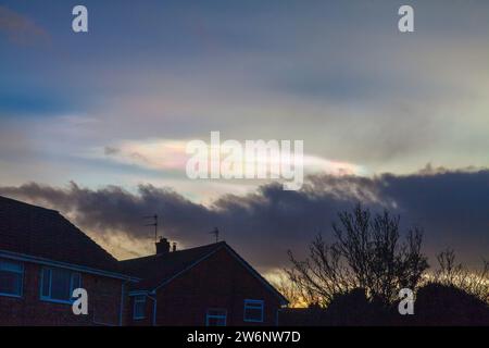 Stockton on Tees, Regno Unito. 21 dicembre 2023. Rare nuvole 'madre di perla' nel cielo sopra Fairfield. Note anche come nubi stratosferiche nacreose o polari. David Dixon / Alamy Foto Stock