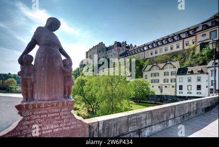 Scultura in pietra, memoriale della prima guerra mondiale, fiume Lahn, castello di Weilburg, Weilburg, Assia, Germania, Europa Foto Stock