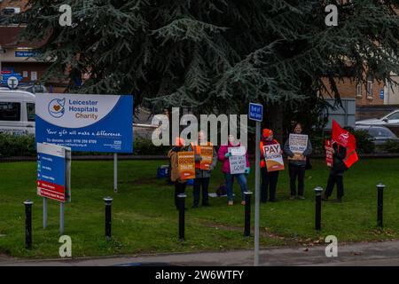 Leicester, Leicestershire, Regno Unito. 21 dicembre 2023. I medici junior a Leicester hanno preso la linea del picchetto all'ospedale Royal Infirmary di Leicester questa mattina in una disputa sul ripristino della paga. I medici sono nel bel mezzo di 3 giorni di scioperi, con più azioni industriali previste per gennaio. I medici dicono di aver bisogno di un aumento del 35 per cento per raggiungere i livelli del 2008, mentre il governo ha offerto il 3 per cento, per andare oltre l'8 per cento già concordato. Credito: AG News/Alamy Live News Foto Stock