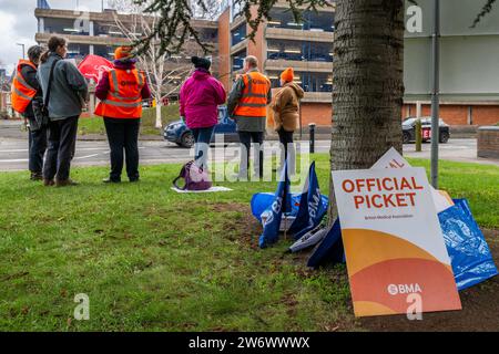 Leicester, Leicestershire, Regno Unito. 21 dicembre 2023. I medici junior a Leicester hanno preso la linea del picchetto all'ospedale Royal Infirmary di Leicester questa mattina in una disputa sul ripristino della paga. I medici sono nel bel mezzo di 3 giorni di scioperi, con più azioni industriali previste per gennaio. I medici dicono di aver bisogno di un aumento del 35 per cento per raggiungere i livelli del 2008, mentre il governo ha offerto il 3 per cento, per andare oltre l'8 per cento già concordato. Credito: AG News/Alamy Live News. Foto Stock