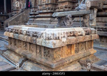 Area di raccolta dell'acqua dalla camera principale che ospita il signore shiva nel tempio Airavatesvara situato nella città di Darasuram a Kumbakonam, India. Foto Stock