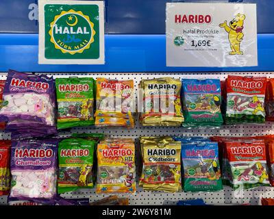 Haribo Halal. Gummibärchen und andere Fruchtgummis mit Rindergelatin sind auch für <xme erlaubt. Klassische Haribo-Produkte aus dem regulären Supermarkt enthalten Schweinegelatin und sind daher für <xme nicht geeignet. // 21.12.2023: Metzingen, Baden-Württemberg, Deutschland, Europa *** gli orsi gommosi Haribo Halal e altre gomme da frutto con gelatina bovina sono consentiti anche per i musulmani i prodotti classici Haribo provenienti da supermercati normali contengono gelatina di maiale e pertanto non sono adatti per i musulmani 21 12 2023 Metzingen, Baden Württemberg, Germania, Europa Foto Stock