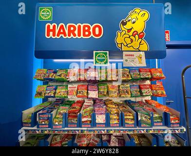 Haribo Halal. Gummibärchen und andere Fruchtgummis mit Rindergelatin sind auch für <xme erlaubt. Klassische Haribo-Produkte aus dem regulären Supermarkt enthalten Schweinegelatin und sind daher für <xme nicht geeignet. // 21.12.2023: Metzingen, Baden-Württemberg, Deutschland, Europa *** gli orsi gommosi Haribo Halal e altre gomme da frutto con gelatina bovina sono consentiti anche per i musulmani i prodotti classici Haribo provenienti da supermercati normali contengono gelatina di maiale e pertanto non sono adatti per i musulmani 21 12 2023 Metzingen, Baden Württemberg, Germania, Europa Foto Stock