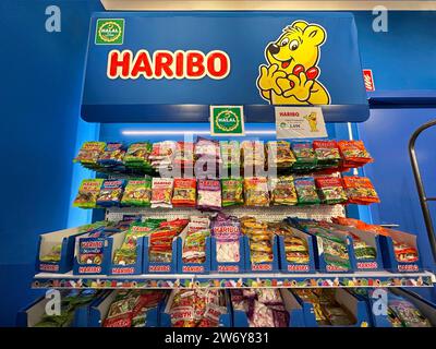 Haribo Halal. Gummibärchen und andere Fruchtgummis mit Rindergelatin sind auch für <xme erlaubt. Klassische Haribo-Produkte aus dem regulären Supermarkt enthalten Schweinegelatin und sind daher für <xme nicht geeignet. // 21.12.2023: Metzingen, Baden-Württemberg, Deutschland, Europa *** gli orsi gommosi Haribo Halal e altre gomme da frutto con gelatina bovina sono consentiti anche per i musulmani i prodotti classici Haribo provenienti da supermercati normali contengono gelatina di maiale e pertanto non sono adatti per i musulmani 21 12 2023 Metzingen, Baden Württemberg, Germania, Europa Foto Stock