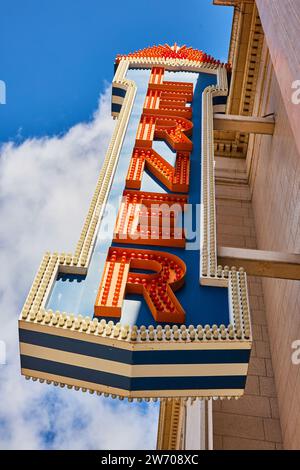 Insegna vintage Theatre Marquee in rosso brillante con lampadine a contrasto con Blue Sky Foto Stock