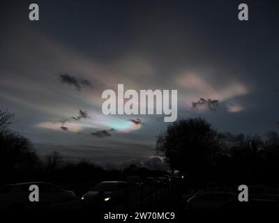 Aylesford, Kent, Regno Unito. 21 dicembre 2023. Meteo Regno Unito: Questa sera, nel Kent, nuvole di Nacreo si insinuano sopra Aylesford nr Maidstone. Crediti: James Bell/Alamy Live News Foto Stock