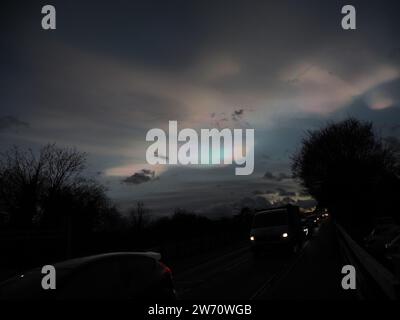 Aylesford, Kent, Regno Unito. 21 dicembre 2023. Meteo Regno Unito: Questa sera, nel Kent, nuvole di Nacreo si insinuano sopra Aylesford nr Maidstone. Crediti: James Bell/Alamy Live News Foto Stock