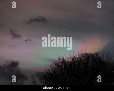 Aylesford, Kent, Regno Unito. 21 dicembre 2023. Meteo Regno Unito: Questa sera, nel Kent, nuvole di Nacreo si insinuano sopra Aylesford nr Maidstone. Crediti: James Bell/Alamy Live News Foto Stock