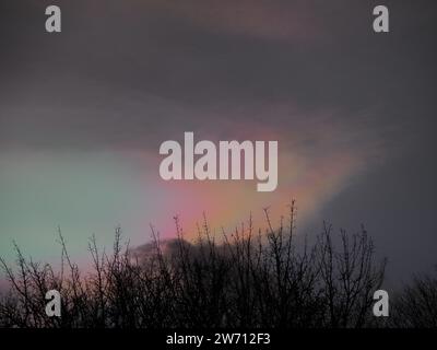 Aylesford, Kent, Regno Unito. 21 dicembre 2023. Meteo Regno Unito: Questa sera, nel Kent, nuvole di Nacreo si insinuano sopra Aylesford nr Maidstone. Crediti: James Bell/Alamy Live News Foto Stock