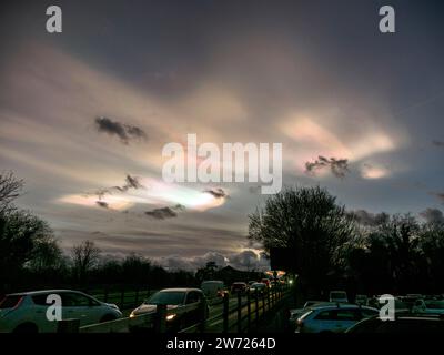 Aylesford, Kent, Regno Unito. 21 dicembre 2023. Meteo Regno Unito: Questa sera, nel Kent, nuvole di Nacreo si insinuano sopra Aylesford nr Maidstone. Crediti: James Bell/Alamy Live News Foto Stock