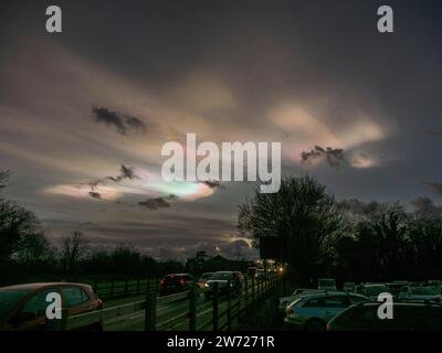 Aylesford, Kent, Regno Unito. 21 dicembre 2023. Meteo Regno Unito: Questa sera, nel Kent, nuvole di Nacreo si insinuano sopra Aylesford nr Maidstone. Crediti: James Bell/Alamy Live News Foto Stock